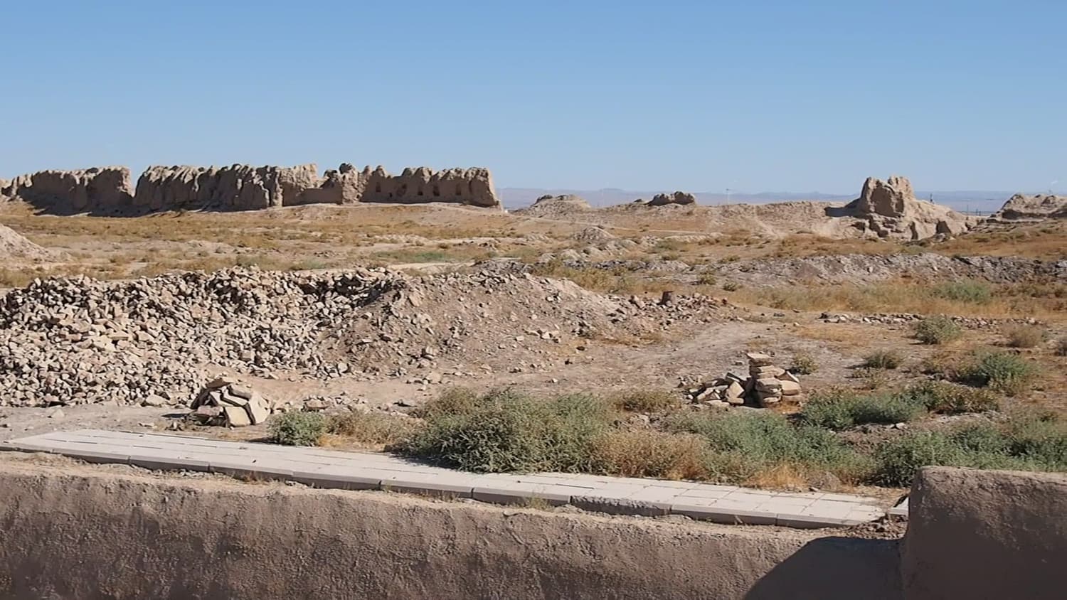 Оплывшие глинобитные стены и башни разрушенного города Сауран в степи