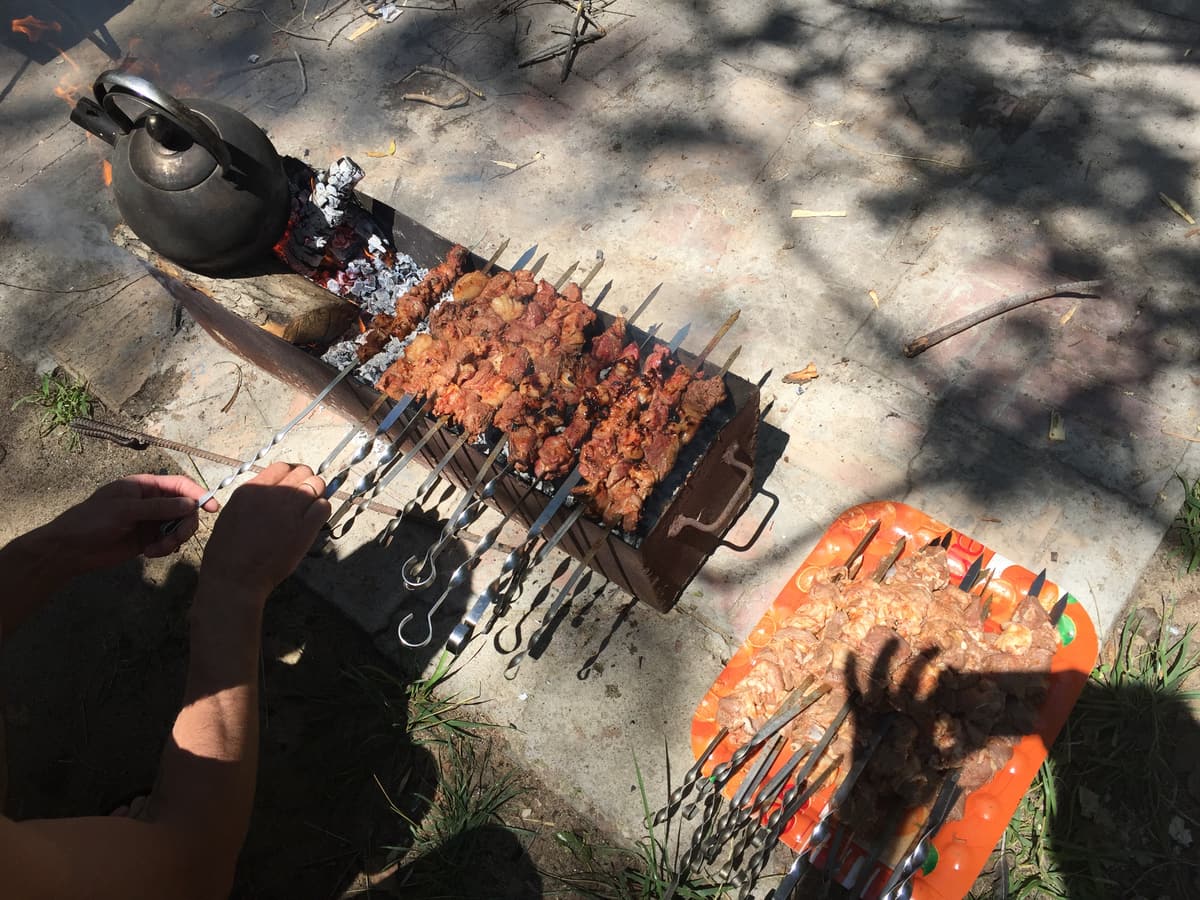 炭火烤架上的羊肉串