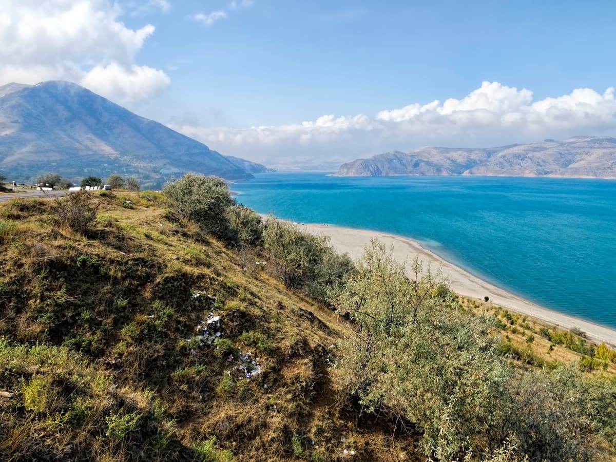 Özbekistan’da Çimgan dağlarının eteğindeki turkuaz Çarvak Baraj Gölü