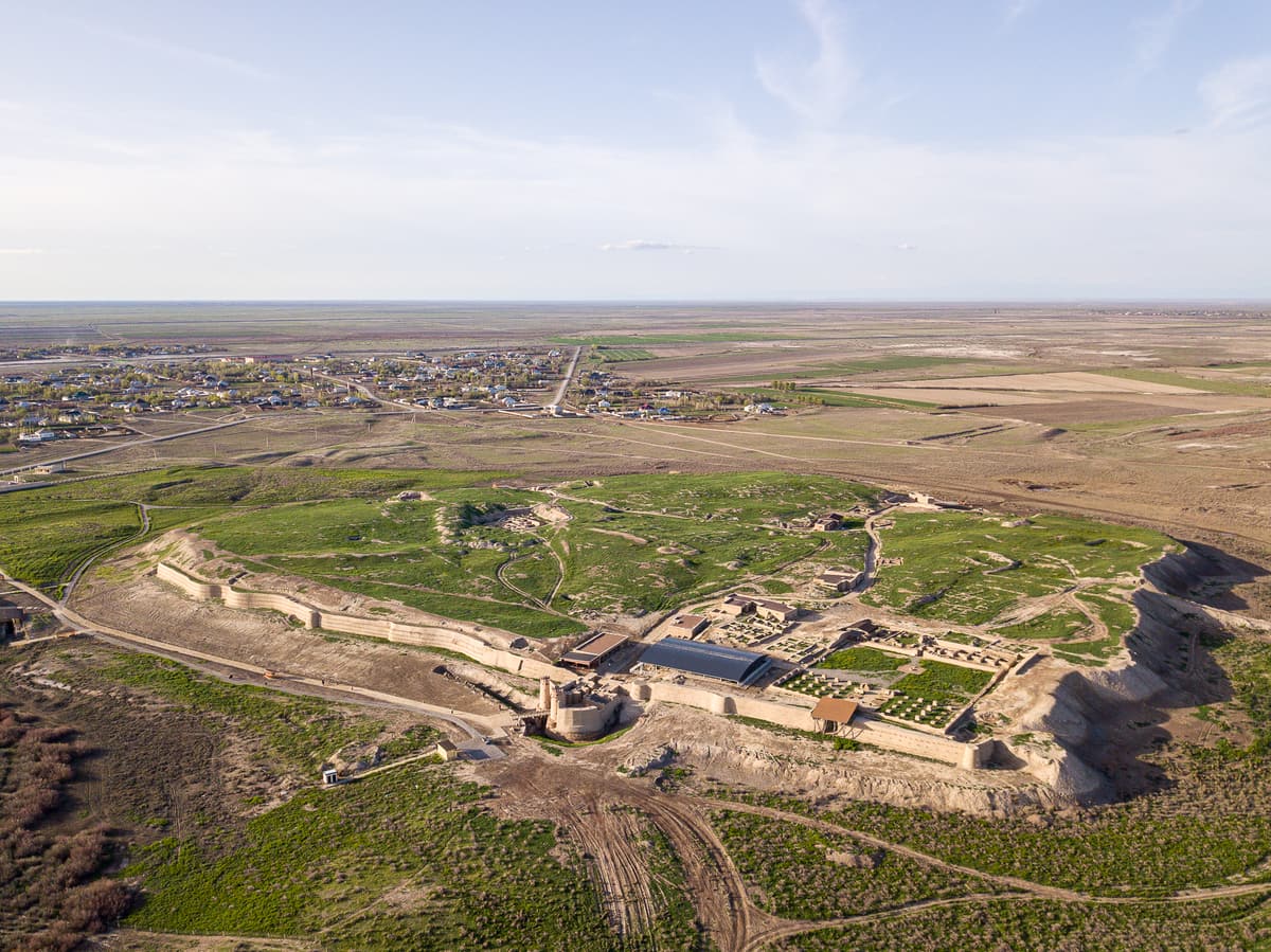 Otrar’ın kazılmış höyüğünün havadan görünümü