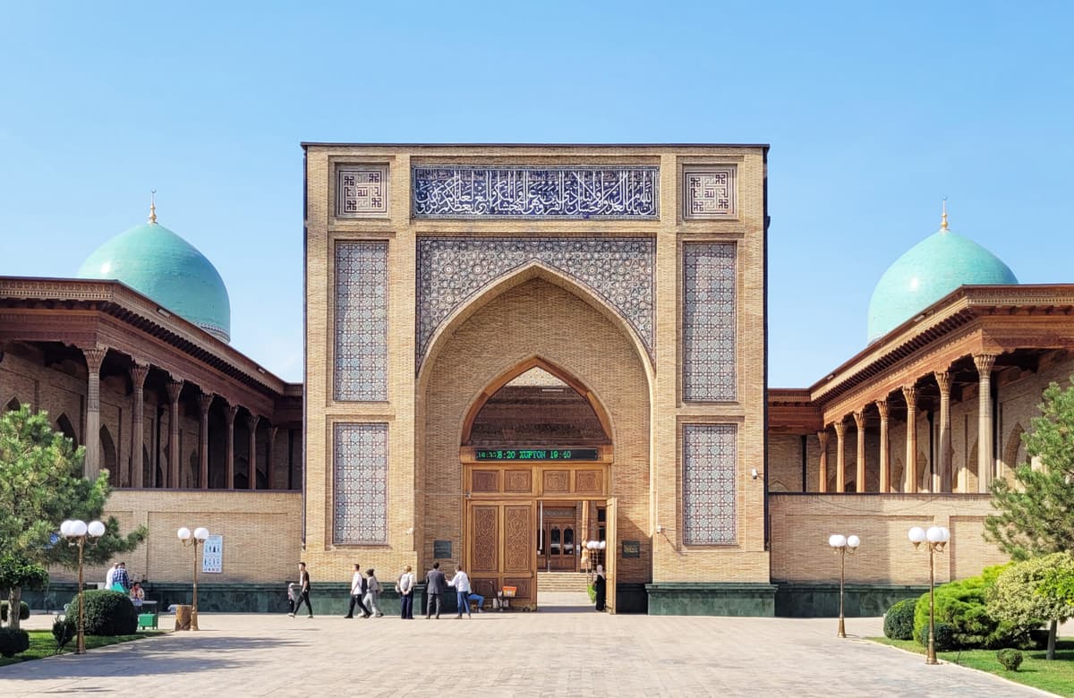 Taşkent’teki Hazreti İmam Camii’nin çinili taç kapısı ve turkuaz kubbeleri