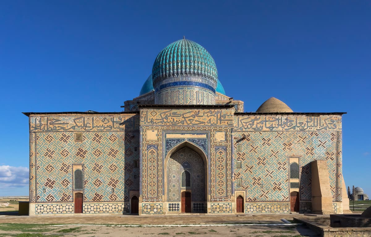 Türkistan’daki Yesevi Türbesi’nin çinili arka cephesi ve turkuaz kubbesi
